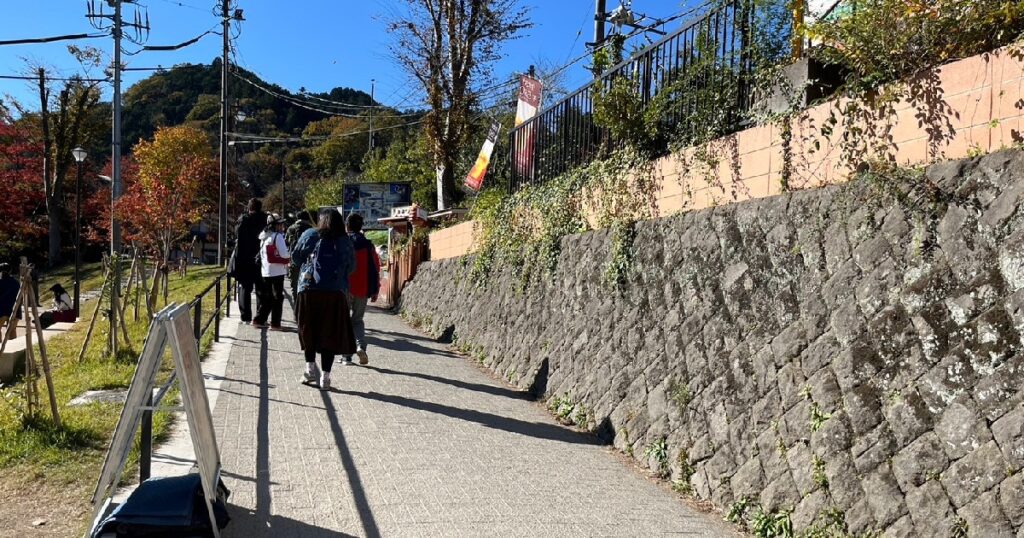 駅を出て右側から少し坂道