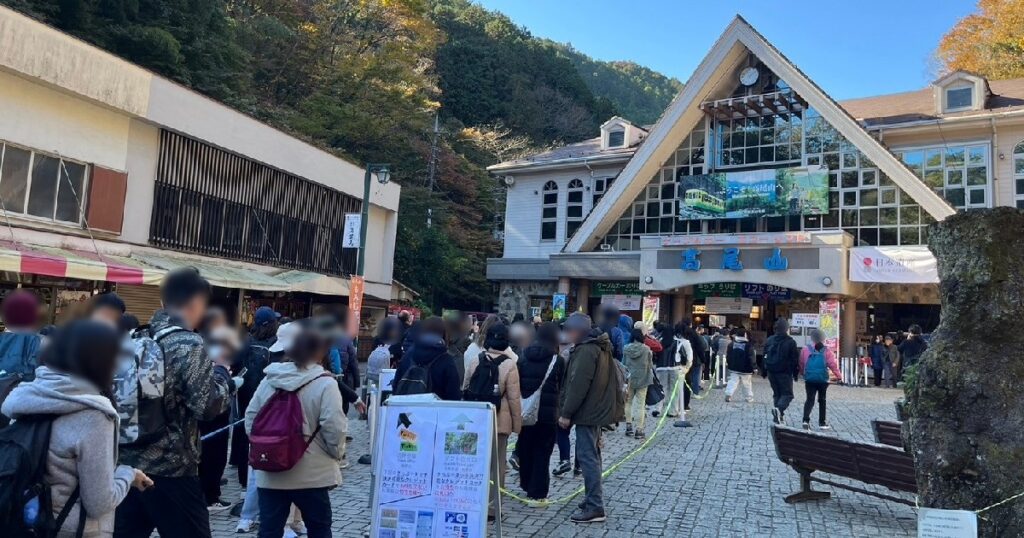 ケーブルカーを待つ行列