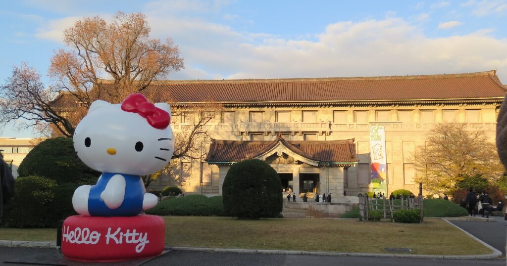 ハローキティの像と夕日がかかる博物館