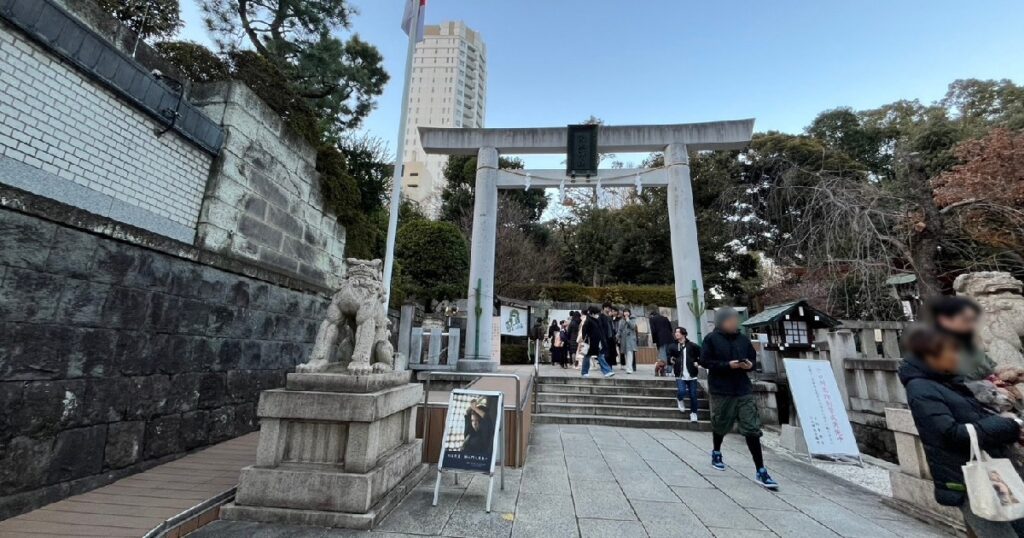 入口の鳥居、狛犬と左側にはスロープ