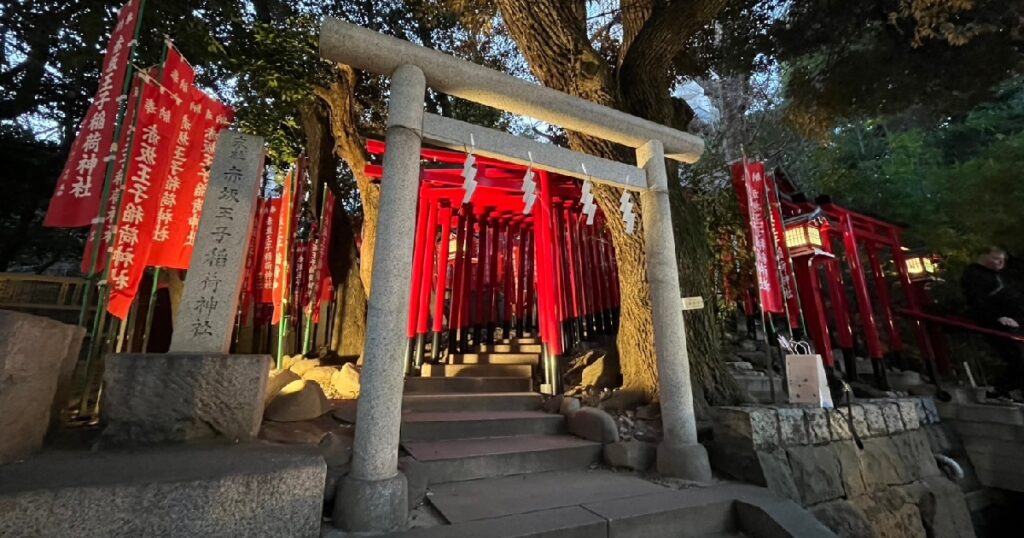 並んでいる赤鳥居