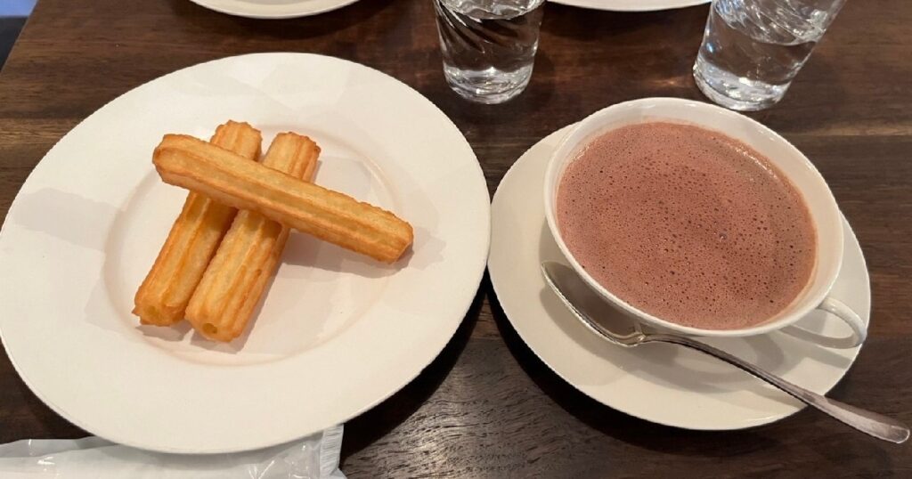 プレーンのチュロスとホットチョコレート