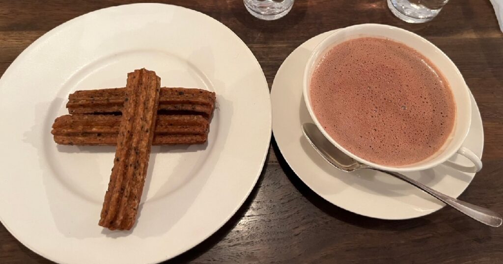 スパイスのチュロスとホットチョコレート