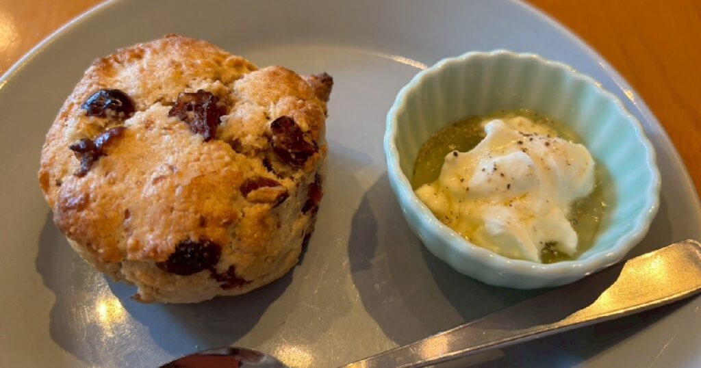 クランベリーマカダミアナッツスコーン(360円)とマスカルポーネチーズ・蜂蜜・胡椒