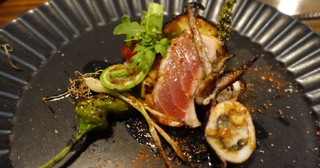 キハダマグロとアオリイカの炭火焼き、ミヤコゼンマイがフレッシュで美味い!