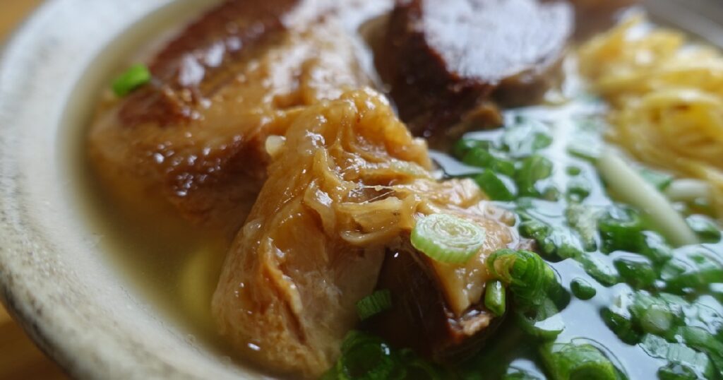 『津嘉山荘おいシーサー』のラフテーそば950円