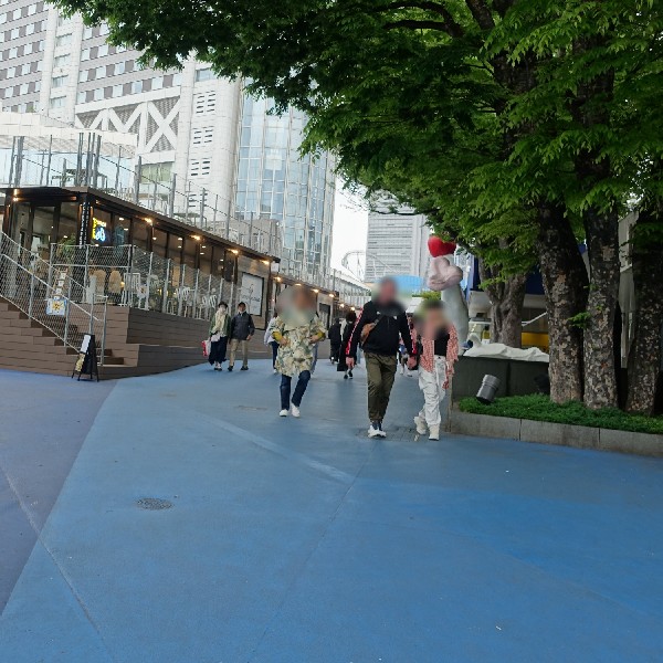 地面が青い道