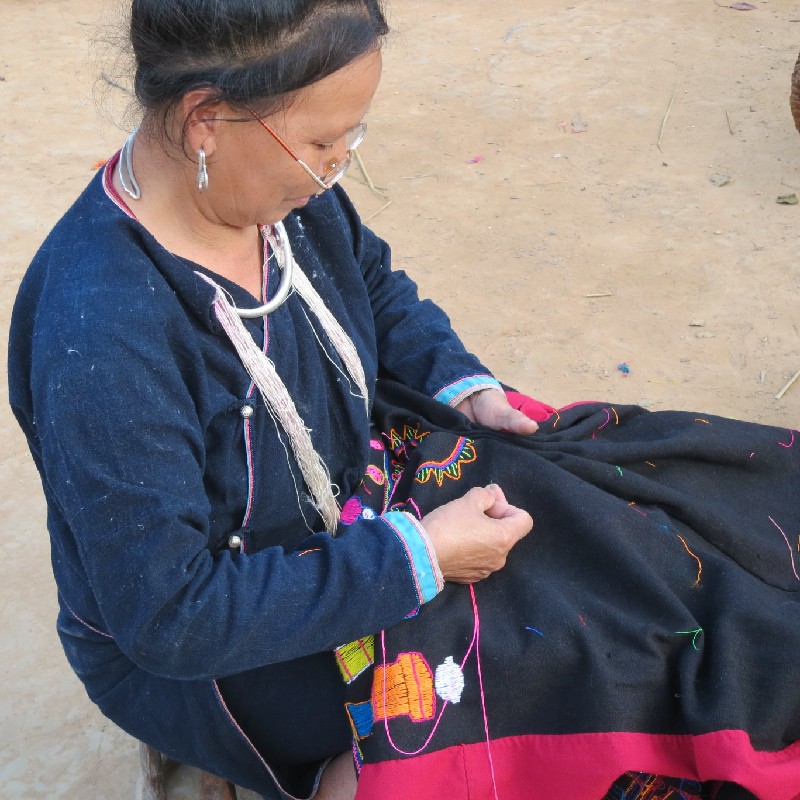 道端で刺繍を施すレンテン族の女性