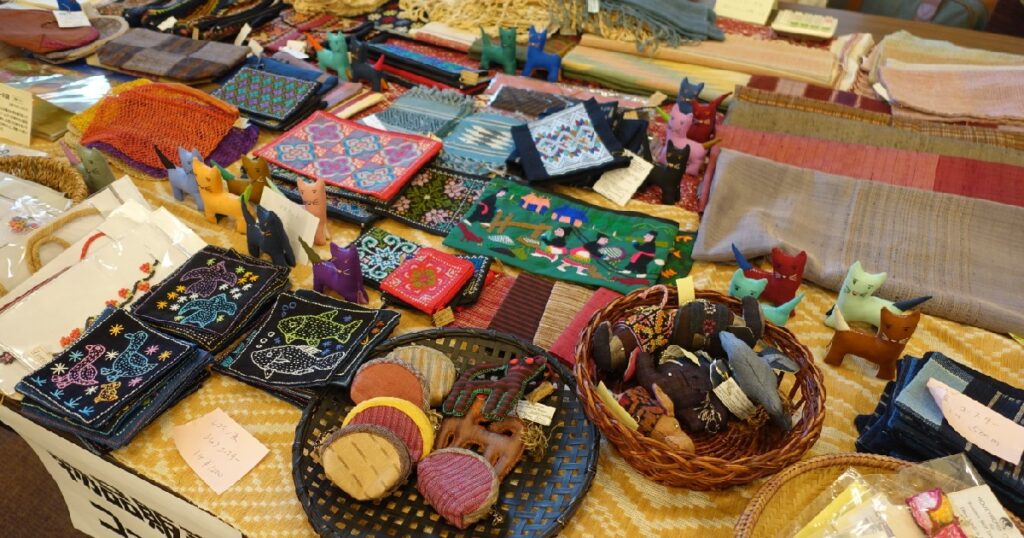 ラオスの小物、織物販売 コースター、織物などがある