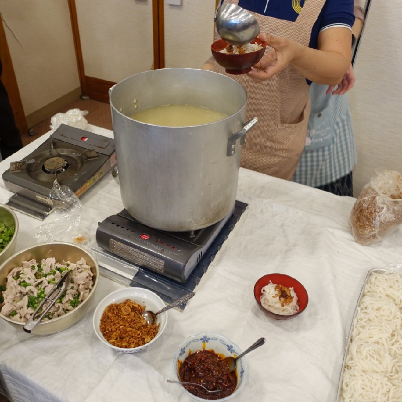 カオピアックセンを作ってもらう様子
