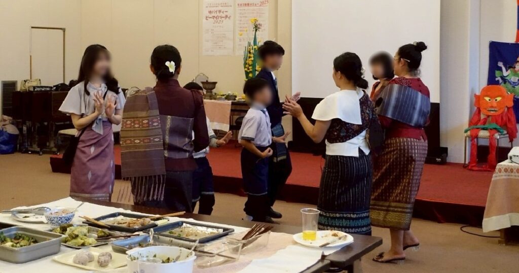 ラオスから来てくれた小学生と先生によるラオスの踊りを踊っている様子