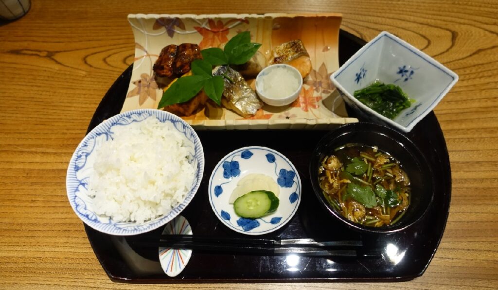 家喜者御膳の焼き魚、小鉢、白米、お新香、お味噌汁