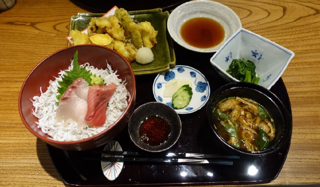 しらす丼と天ぷら御膳のしらす丼とお刺身、天ぷらの盛合せ、小鉢、お新香、お味噌汁