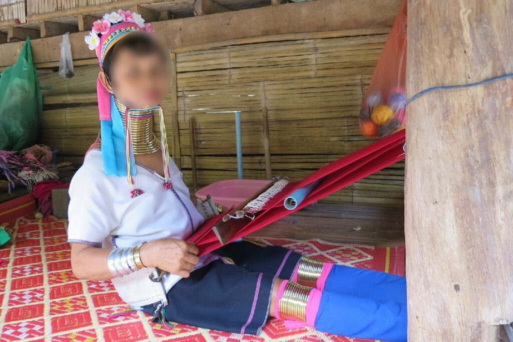 首輪を付け貫頭衣を着るカレン族の女性