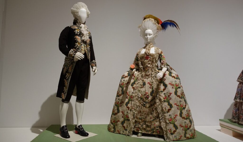 男性用スーツ(1810年頃)と女性用ドレス(1775年)