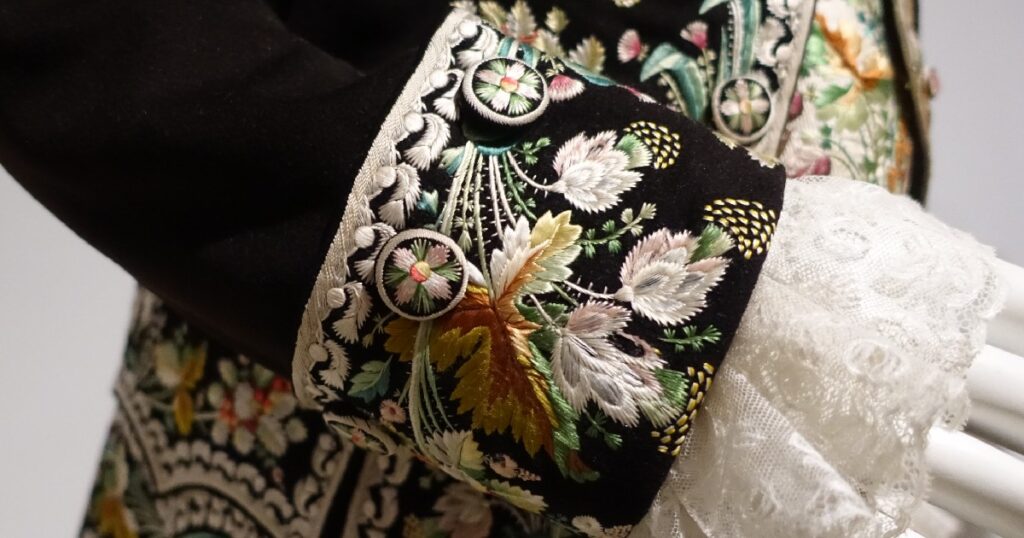 豪華な刺繍が施されているボタン