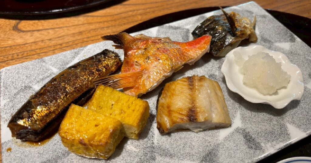 鰯の甘露煮、キンメダイのカマ、サバ、卵焼き、ホッケ