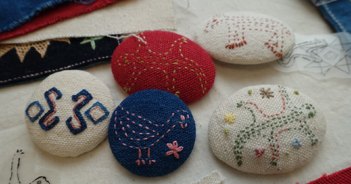 トカゲや鳥の刺繍の施されたブローチ