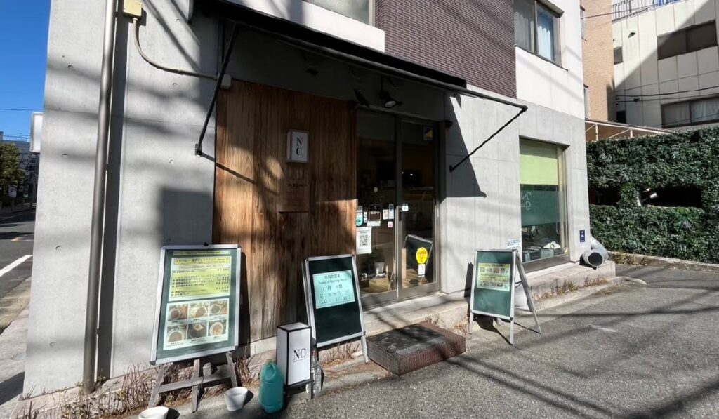 お店の外観 入口には2段の段差が