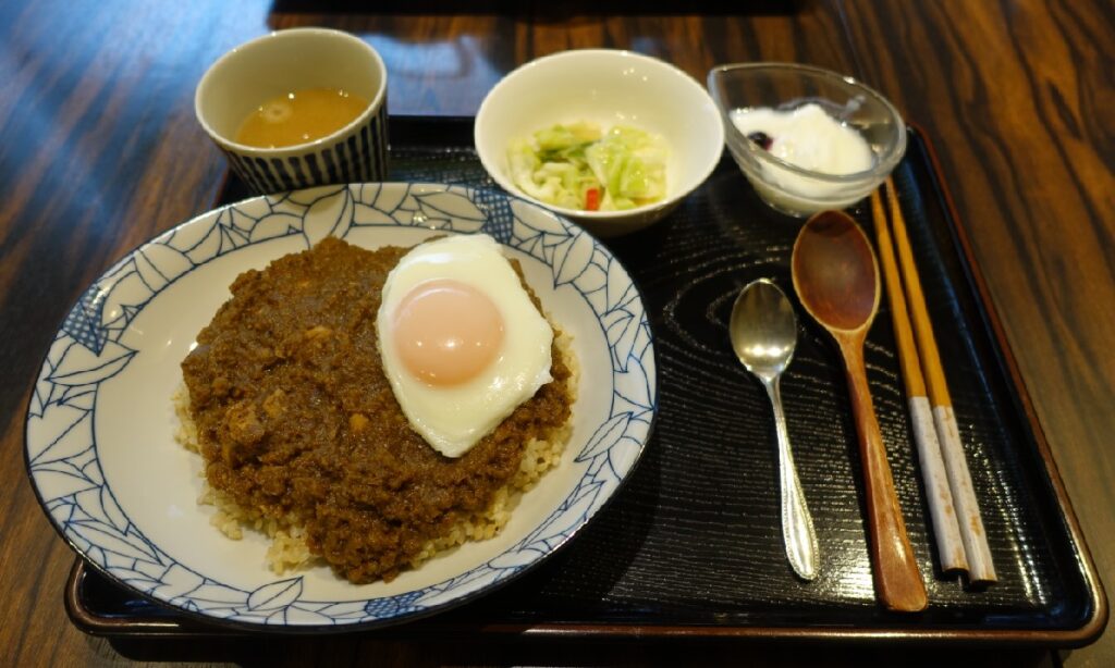 銘柄鶏チキンカレーのセットとトッピングの目玉焼きとチーズ