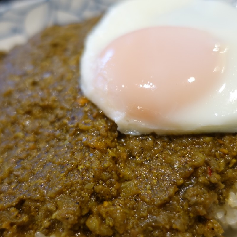キーマカレーと目玉焼きのドアップ