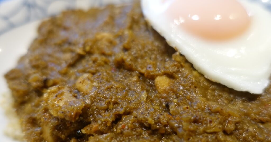 カレーと目玉焼きのドアップの写真