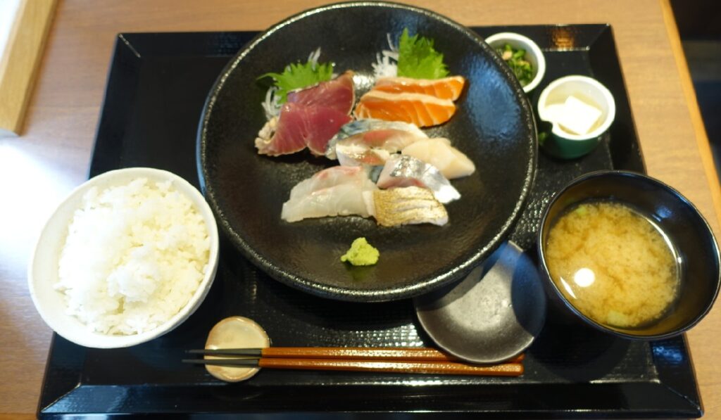 『刺身定食』 小鉢2つと味噌汁付き