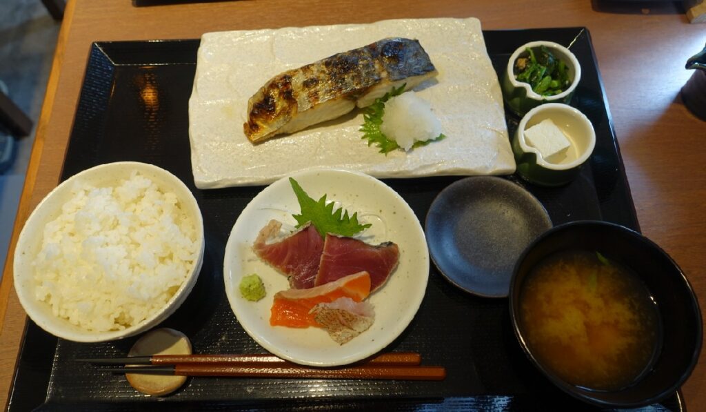 『本サワラ塩焼き定食』 小鉢2つとお刺身(カツオ、サーモン、カスゴダイ)、味噌汁付き
