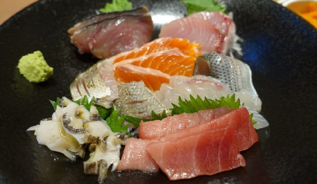 カツオ、ブリ、サーモン、カマス、マダイ、コハダ、アワビ、本マグロのトロの8種の刺身