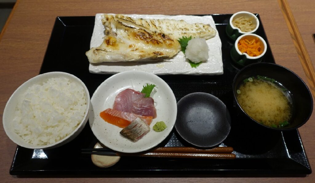 鯛ハラス定食 小鉢2つとお刺身(カマス、サーモン、ブリ)、味噌汁付き