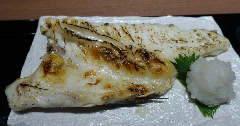 脂のたっぷりのった大きなマダイのハラス塩焼き
