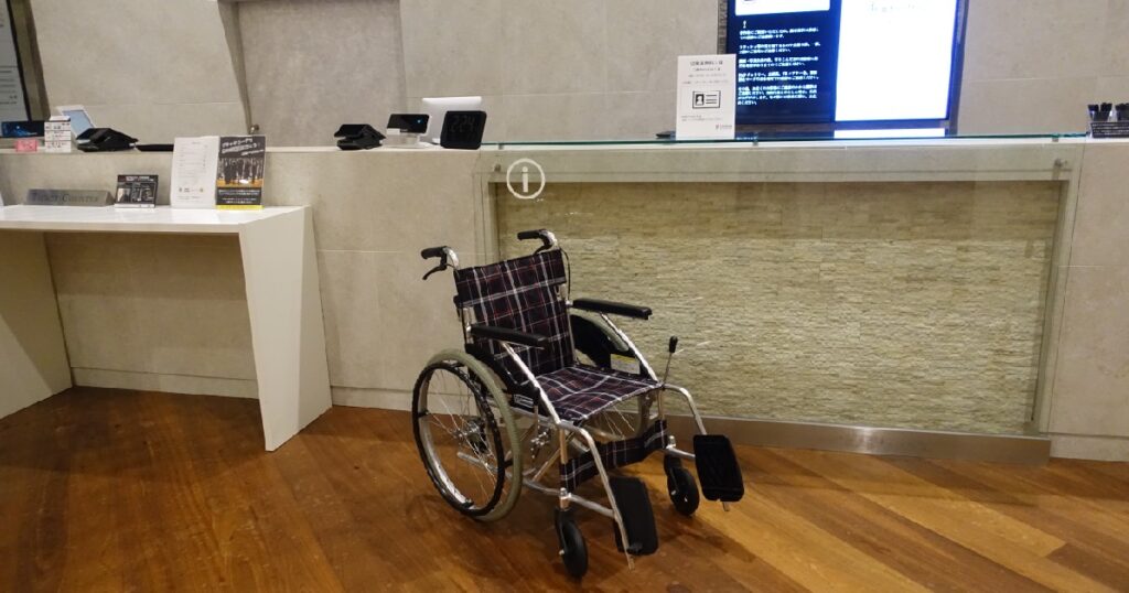 地下一階の受付前の車いす