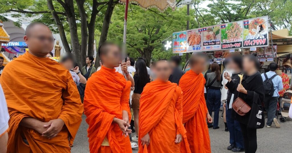ラオスから来訪したお坊さん オレンジ色の袈裟を着ている