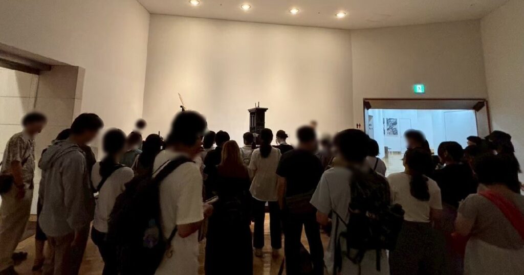 2025年7月19日15時頃の様子　多くの人が集まっている