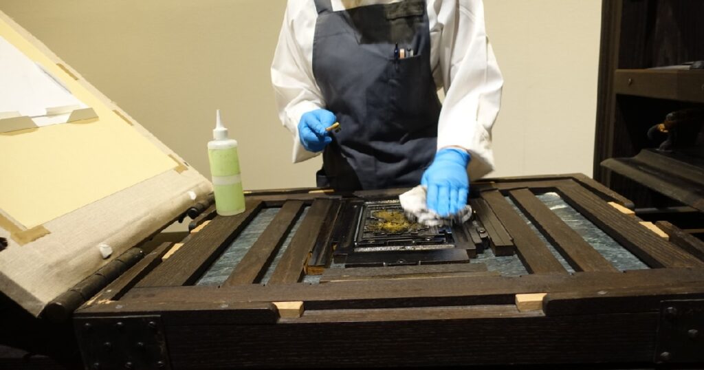 インストラクターが印刷作業をしている様子