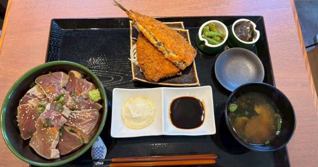 アジフライと日替わり丼定食(カツオ漬け丼)　2,300円