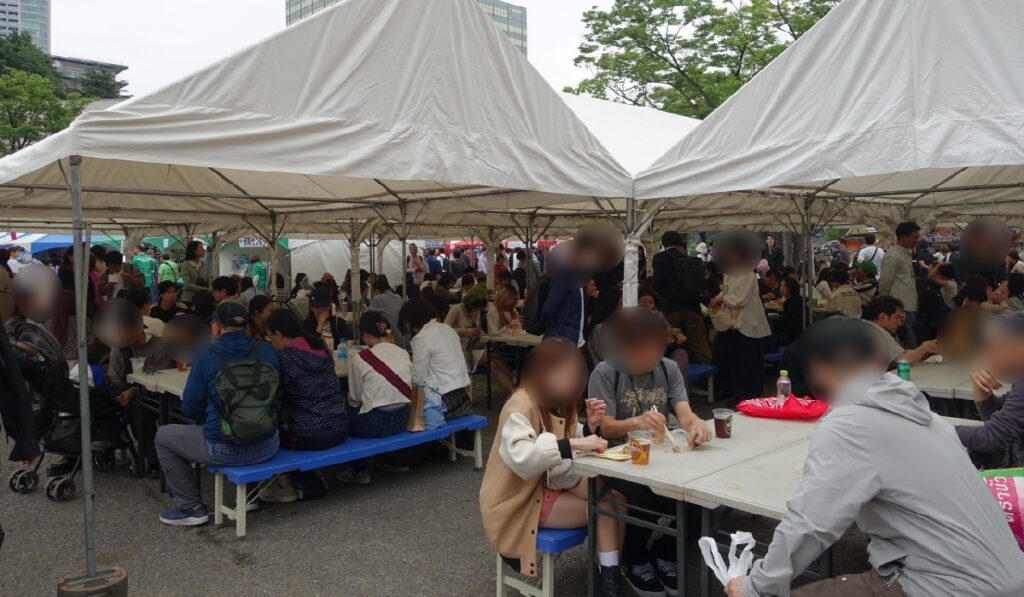 雨、暑さ対策でテントが設営されていた 譲り合って利用