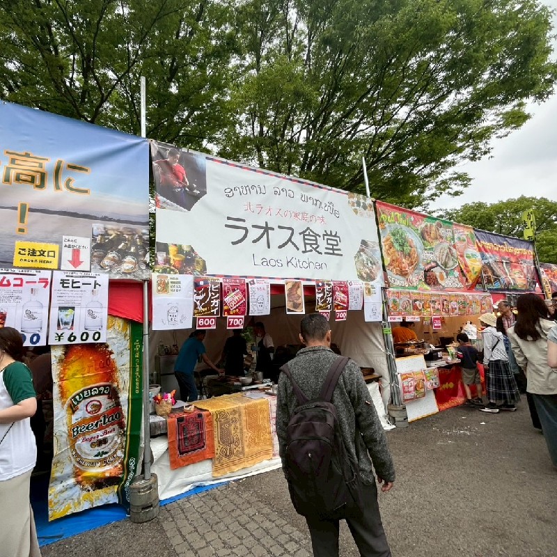 多くの屋台が並ぶ様子