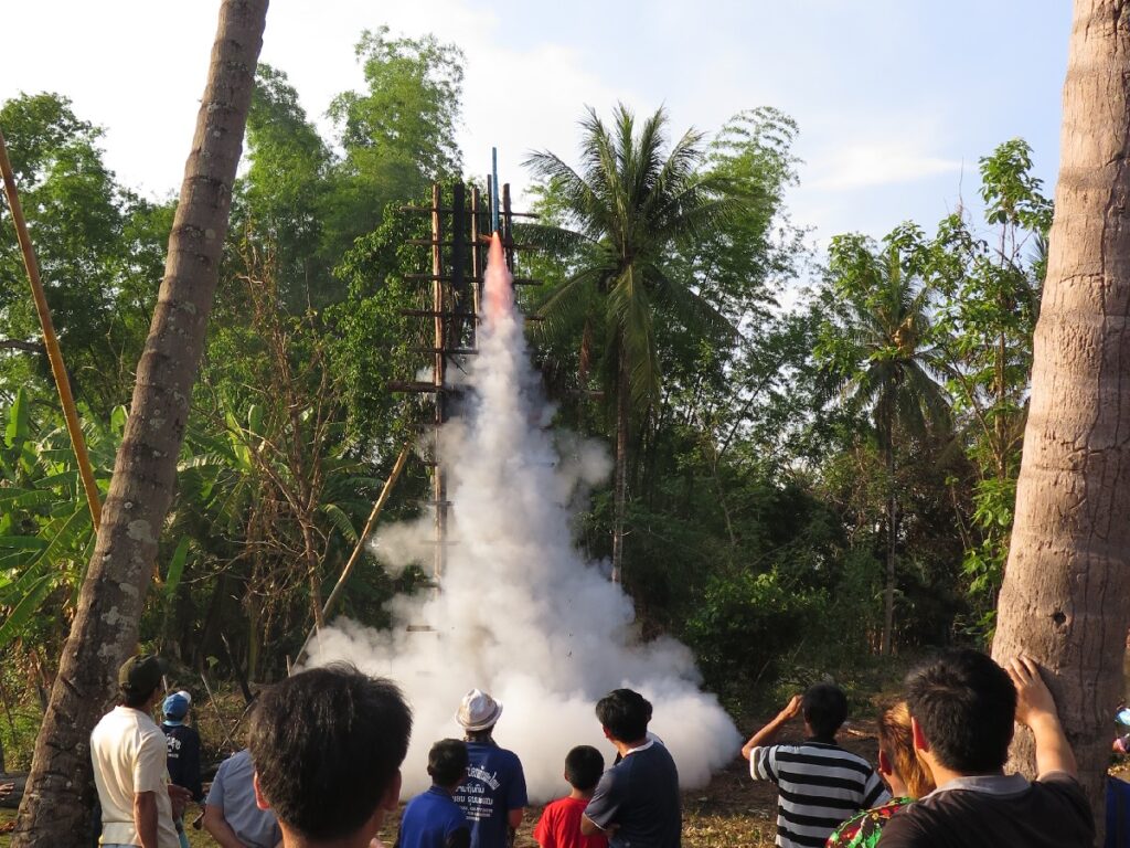 ロケットが発射台から発射する瞬間