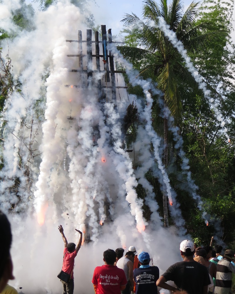 ロケットの打ち上げに失敗し大爆発した様子