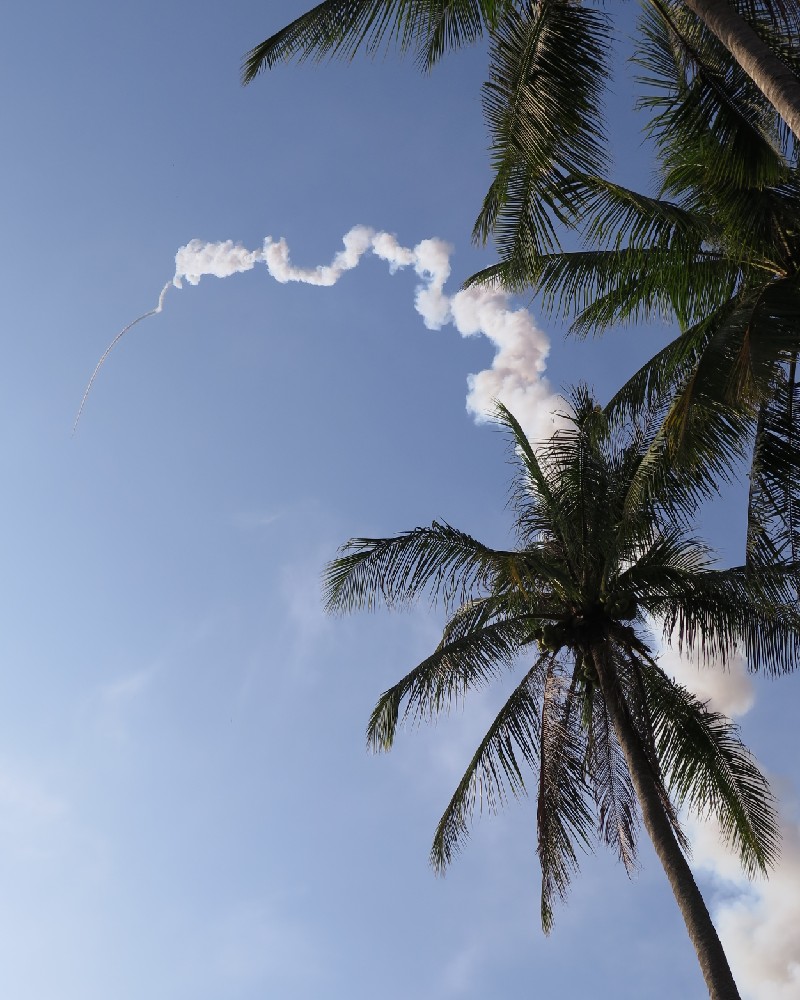 ロケットの通り道には煙がしばらく残っている様子