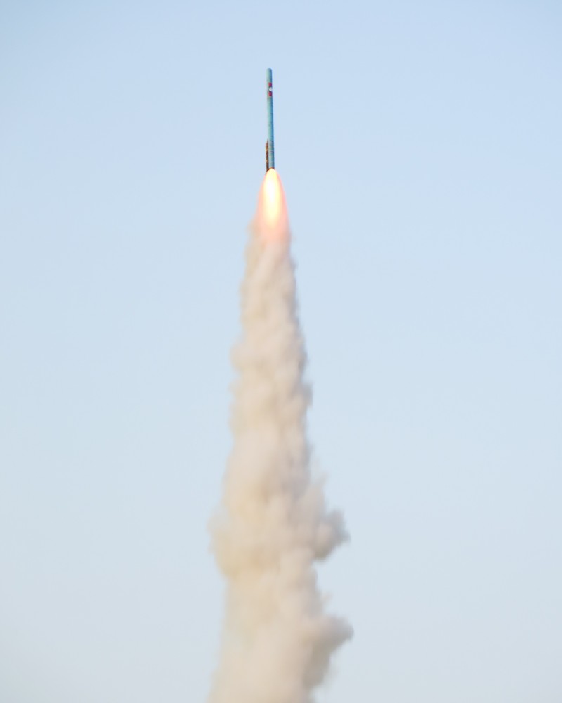 大空へ飛び立つロケット