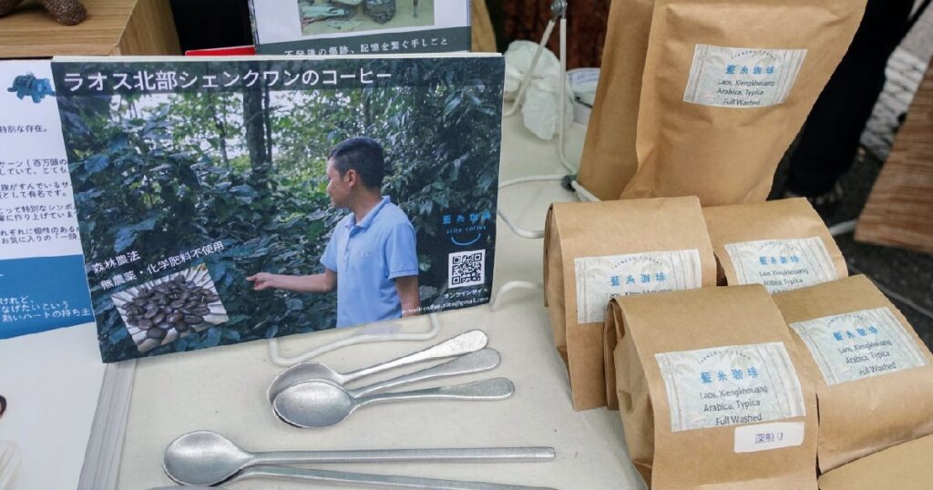 爆弾の残骸で作られたスプーンやラオス北部シェンクワンのコーヒー豆も販売