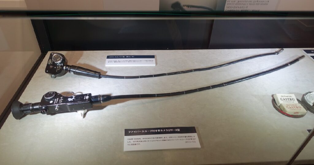 1960年発売のガストロカメラV型(奥)と1966年発売のファイバースコープGTF-A型(手前)