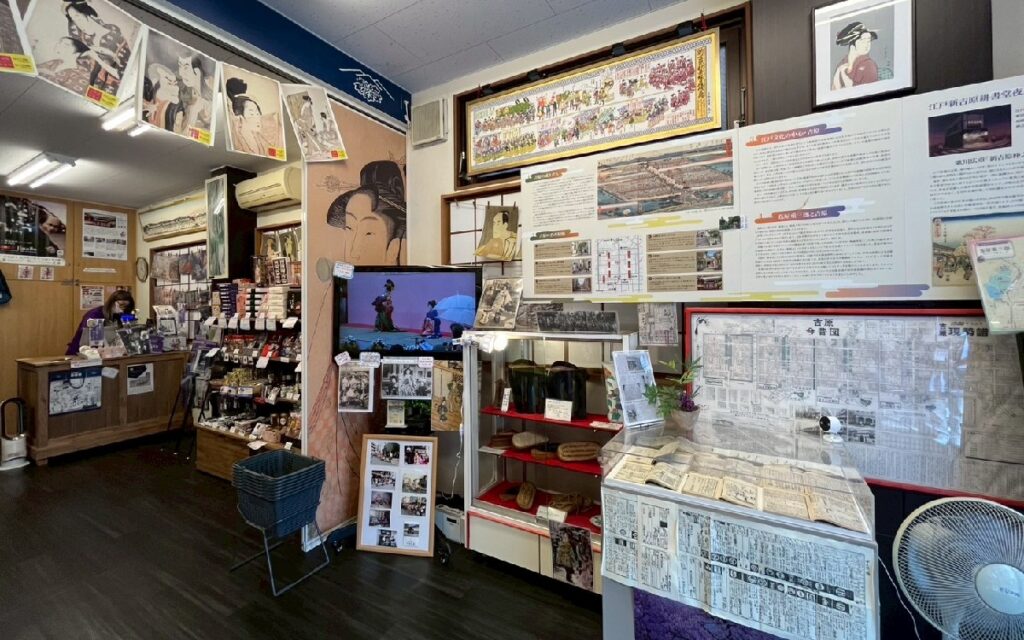 館内にはお土産や資料が展示されている様子