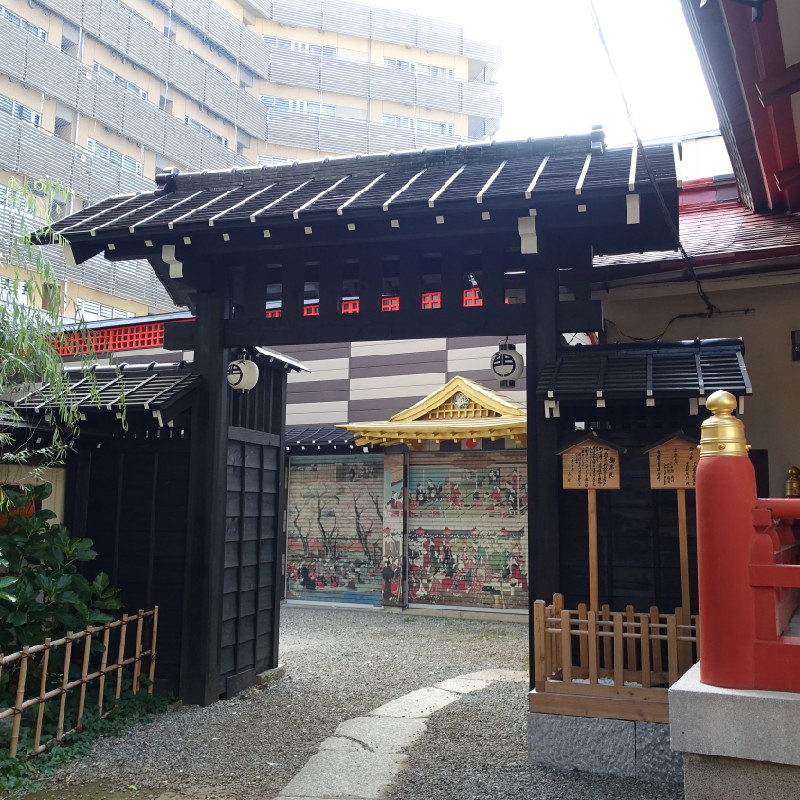 『大門』を再現した門が本殿横に