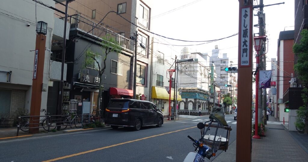 『よし原大門』と書かれている街灯