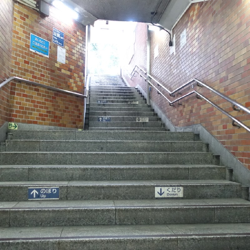 「霞ケ関駅」A2出口の階段