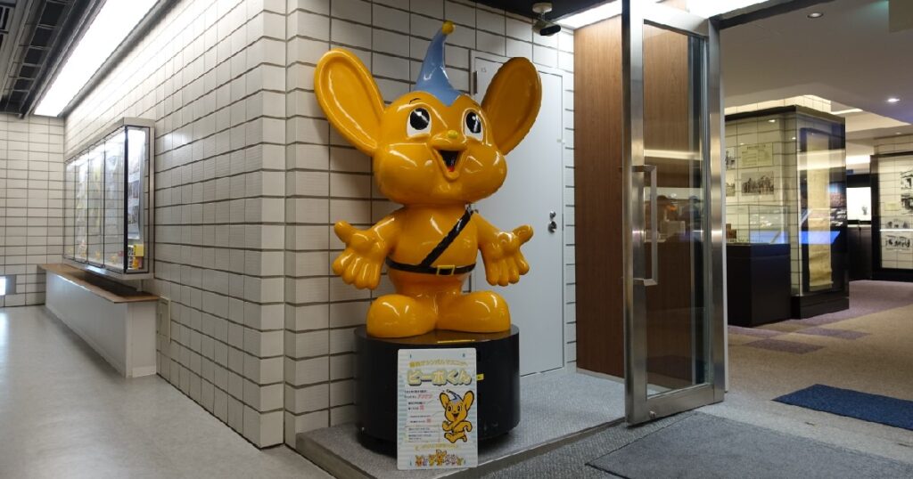 『警察参考室』入口にいるピーポくん