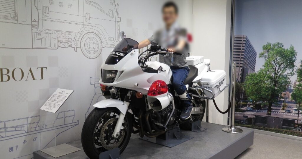 白バイにまたがる様子